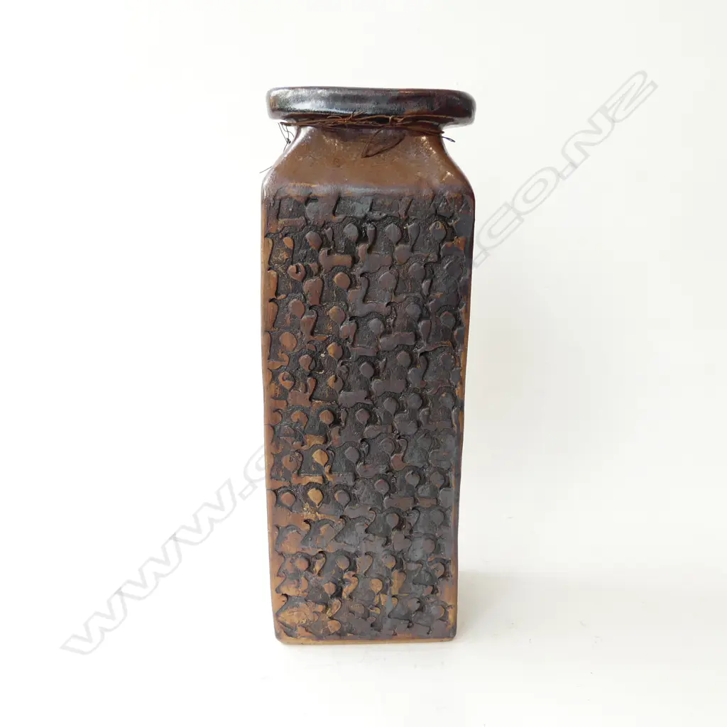A CUBIST POTTERY VASE  H.400mm Image 1++