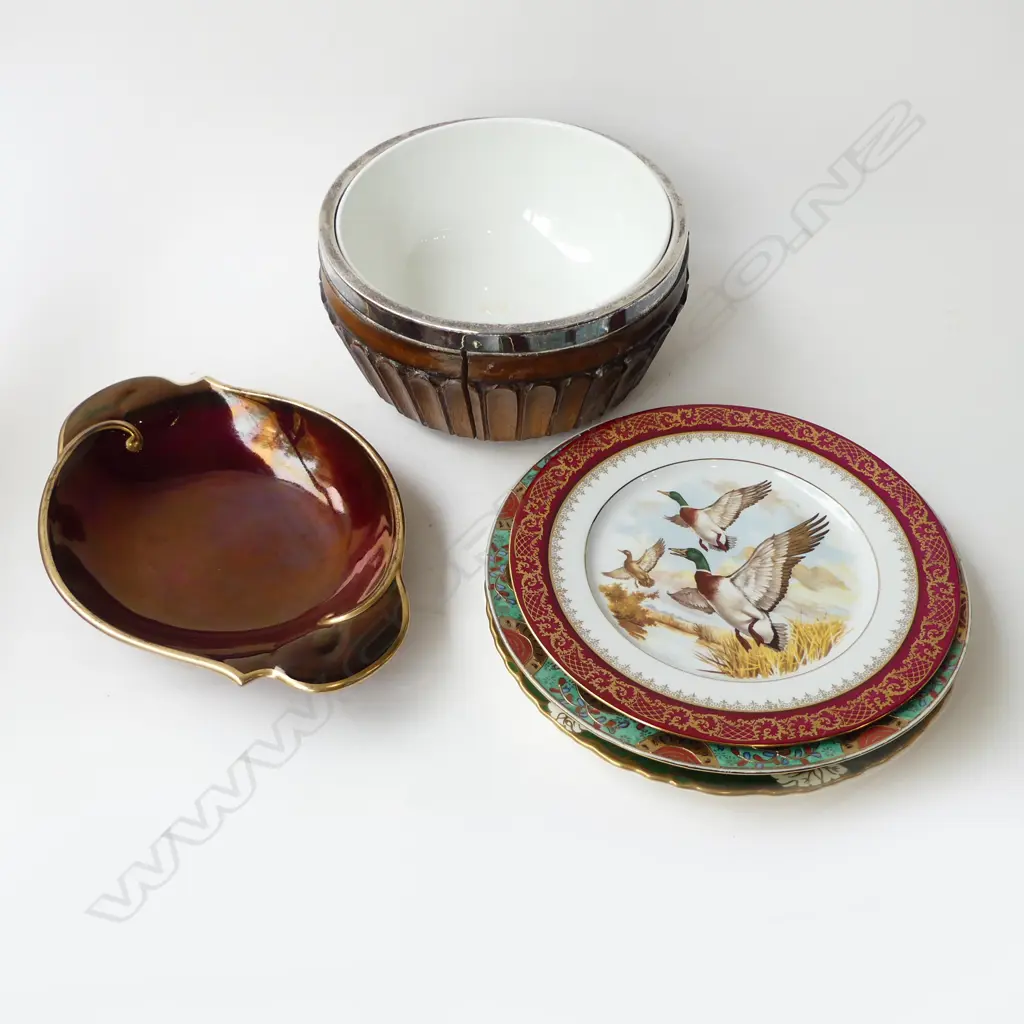 6 PCES CHINA; 4 PLATES, ROUGE ROYALE DISH L.295mm, BOWL IN WOODEN HOLDER Image 1++
