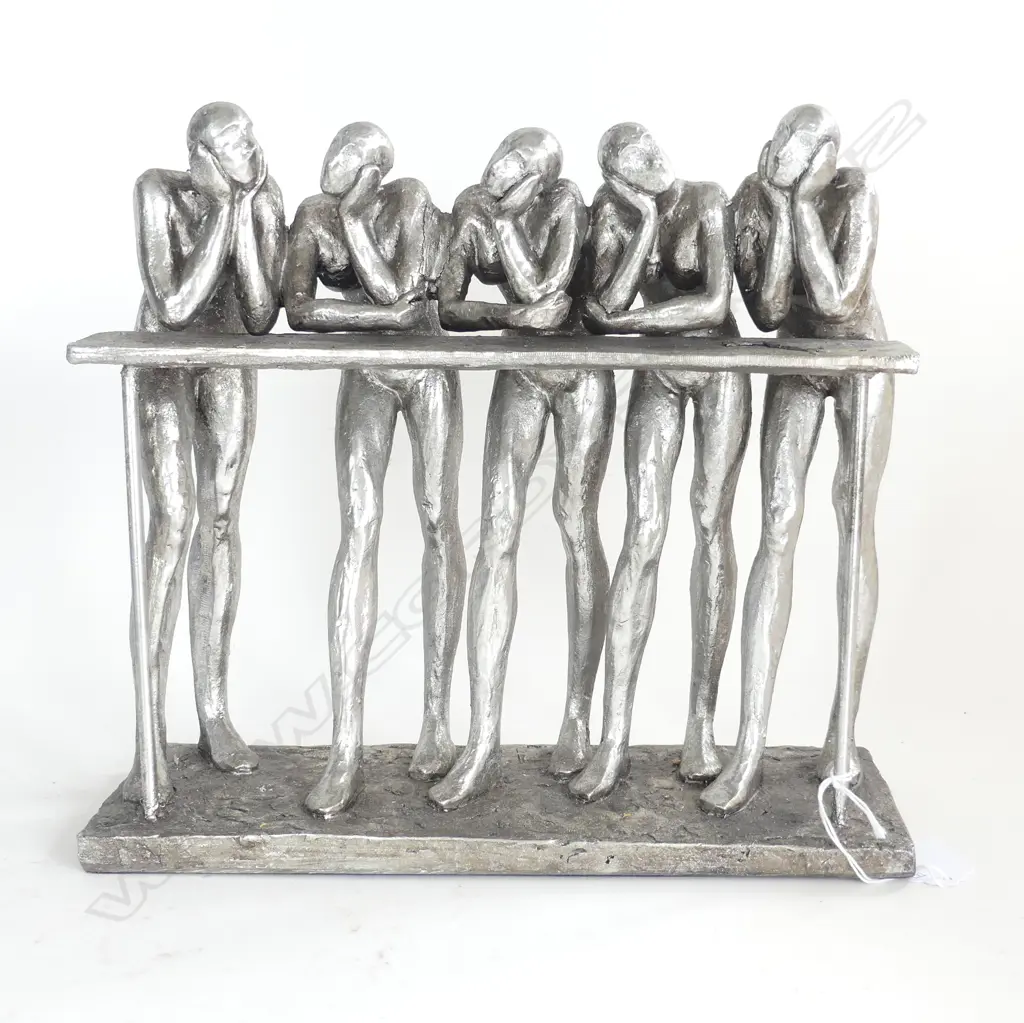 5 FIGURES SILVER RESIN SCULPTURE W.270mm H.230mm Image 1++