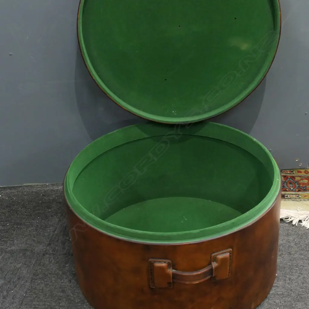 DOUBLE-HANDLED LEATHER STORAGE OTTOMAN, GREEN FELT INTERIOR, 530 x 360mm Image 1++