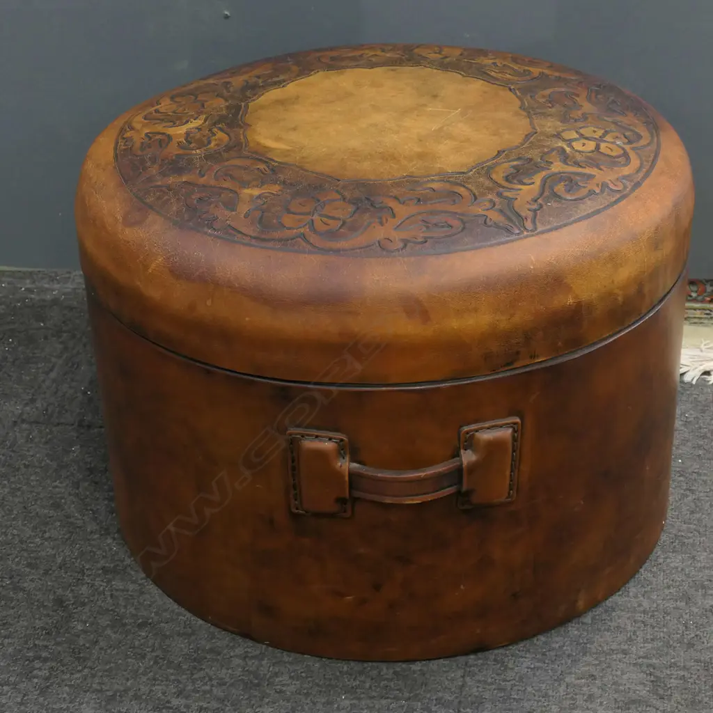 DOUBLE-HANDLED LEATHER STORAGE OTTOMAN, GREEN FELT INTERIOR, 530 x 360mm Image 1++