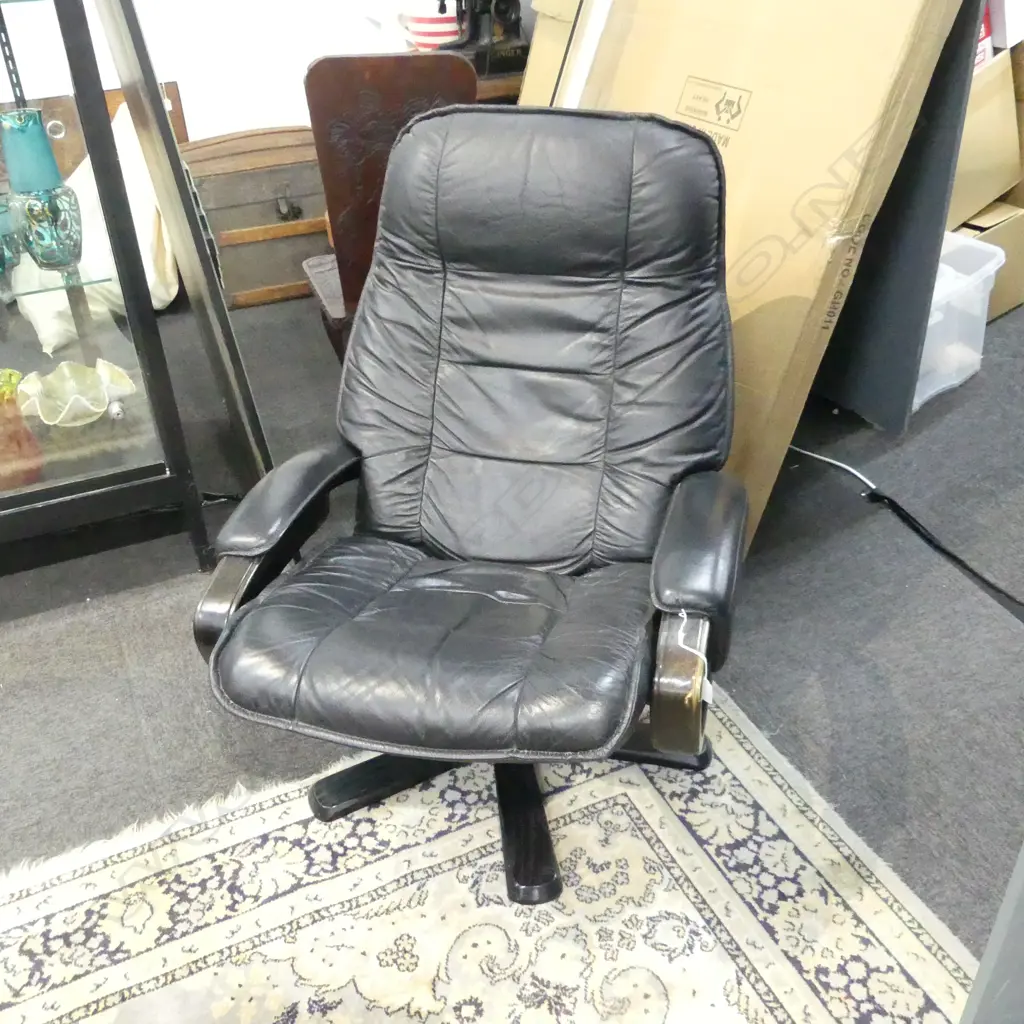 BLACK VINYL RECLINER CHAIR Image 1++