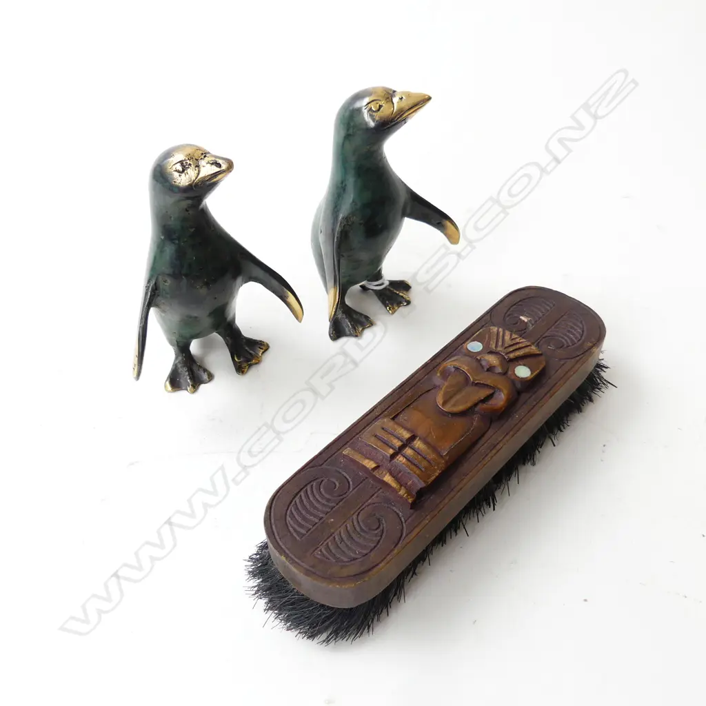 PR BRASS PENGUINS W. WHEKU CARVED BRUSH H120mm Image 1++