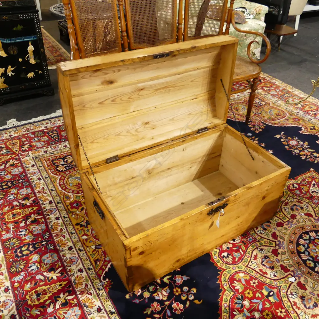 PINE DOME CHEST W. KEY 990x490x500mm Image 1++