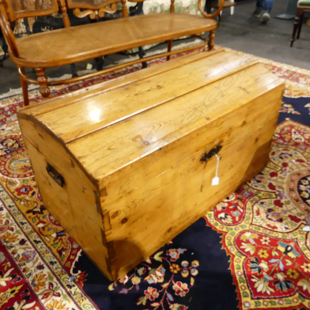 PINE DOME CHEST W. KEY 990x490x500mm Image 1++