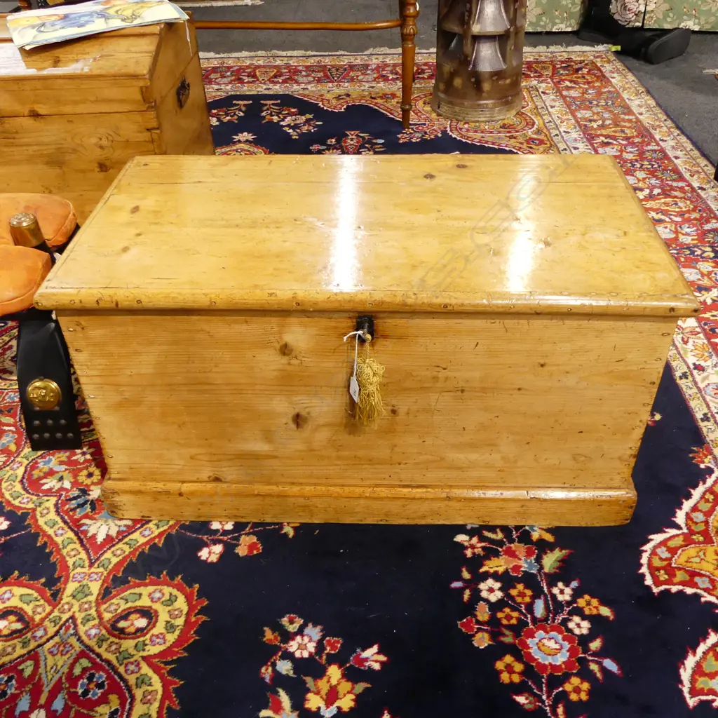 PINE BLANKET BOX W. KEY 840x440x430mm Image 1++