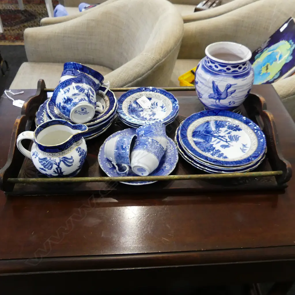 VINTAGE CHIP ART GALLERY TRAY L510 WITH COLLECTION OF MIXED BLUE & WHITE CHINA Image 1++