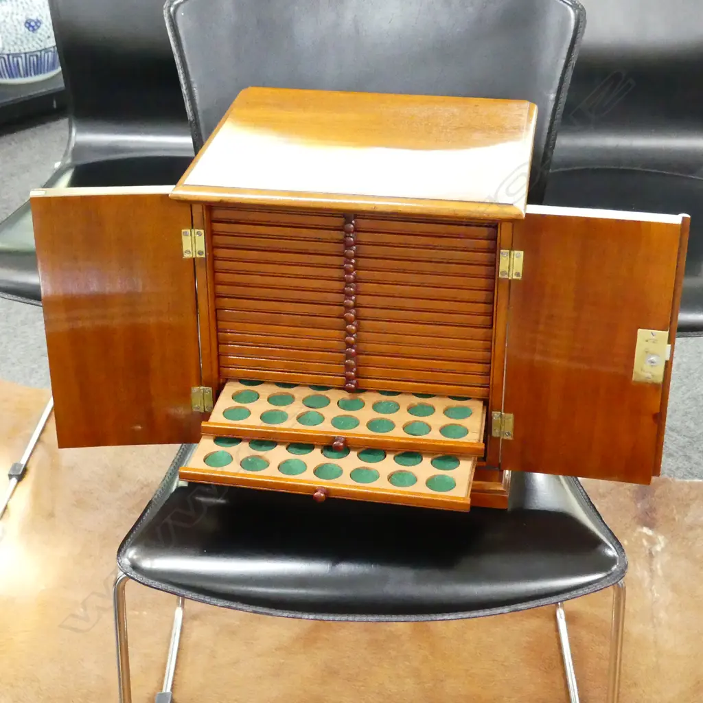 CEDAR BURR PANELED COIN CABINET; 20 TRAYS, 580 COINS, 290x260x295mm Image 1++