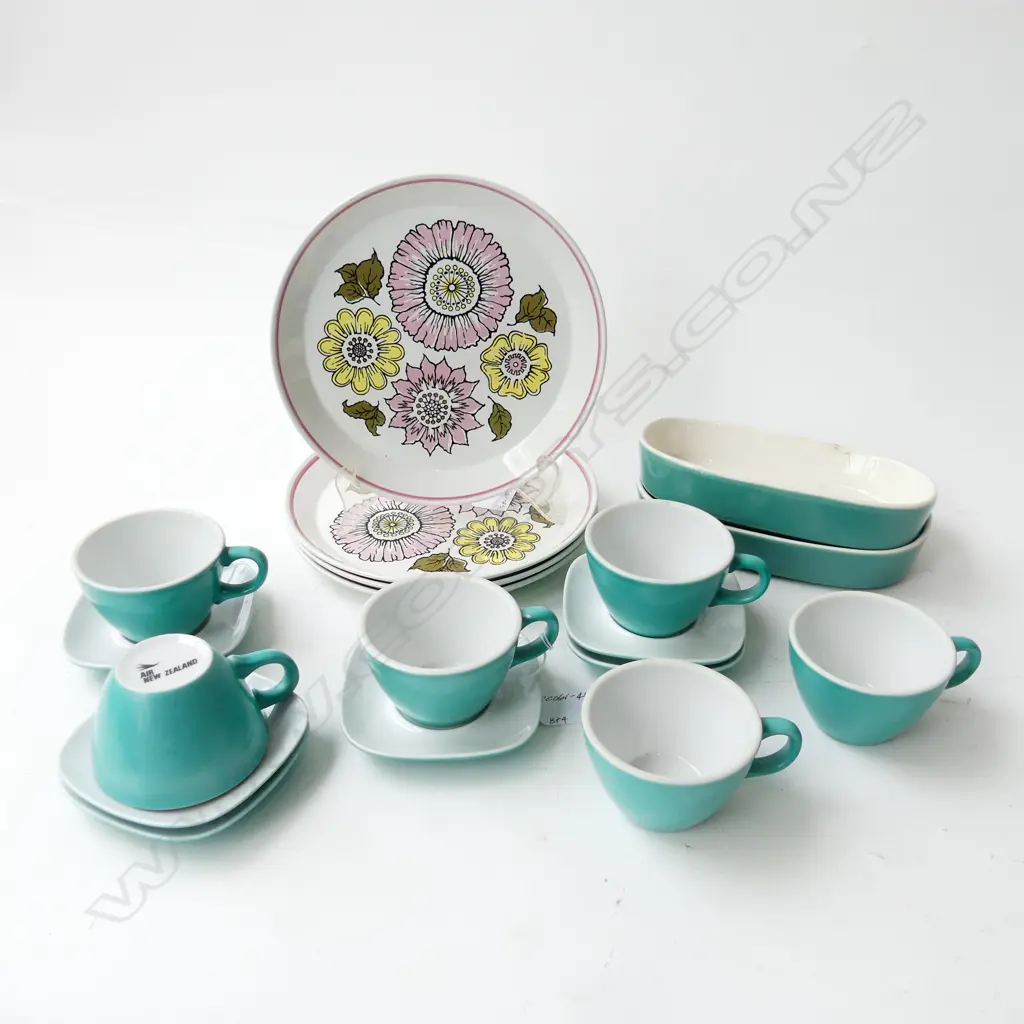  NZ RETRO; AIR NZ 6 C/S & 2 DINNER DISHES & 4 CROWN LYNN SIDE PLATES Image 1++
