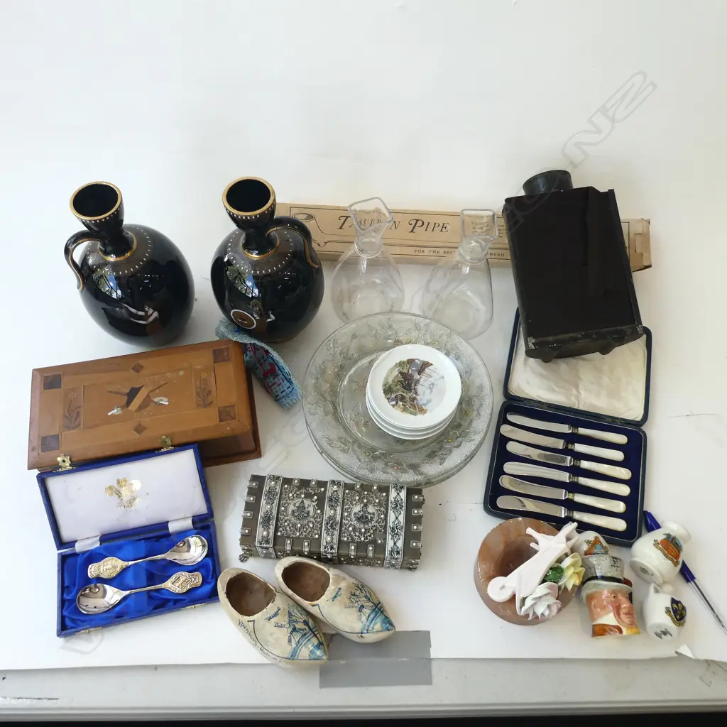ASST. ITEMS; PR BLACK GRECIAN STYLE VASES H.220mm, ETC Image 1++