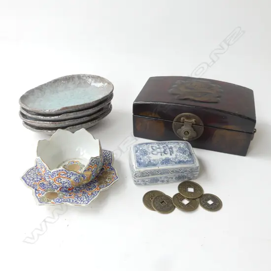 TRAY ORIENTAL ITEMS; LIDDED LACQUERED BOX, ORIENTAL CHRYSANTHEMUM DISH, B/W TRINKET BOX & 4 JAPANESE DISHES