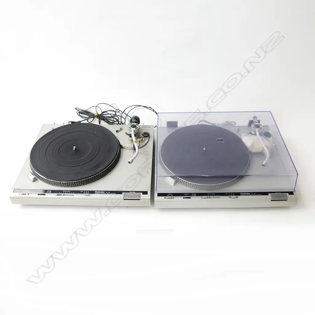 TWO SL B3 TECHNICS TURNTABLES (APPARENTLY NO HEADSHELLS)  Image 1++