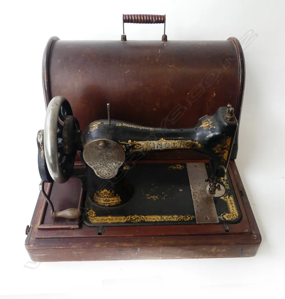 CASED SEWING MACHINE Image 1++