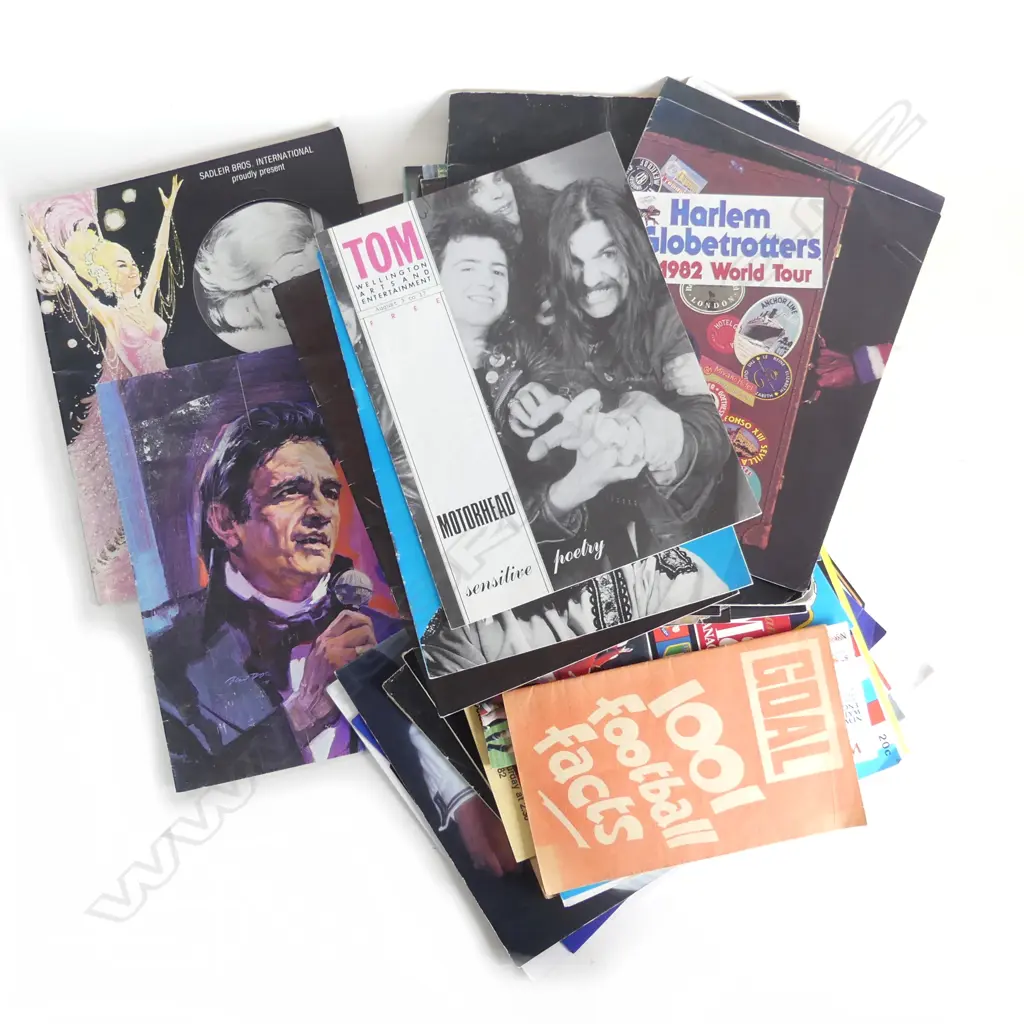COLLECTION OF VINTAGE CONCERT PROGRAMS SOME SIGNED BY THE ARTISTS Image 1++