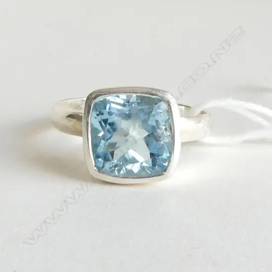 SILVER & BLUE TOPAZ RING (NEW) SIZE R