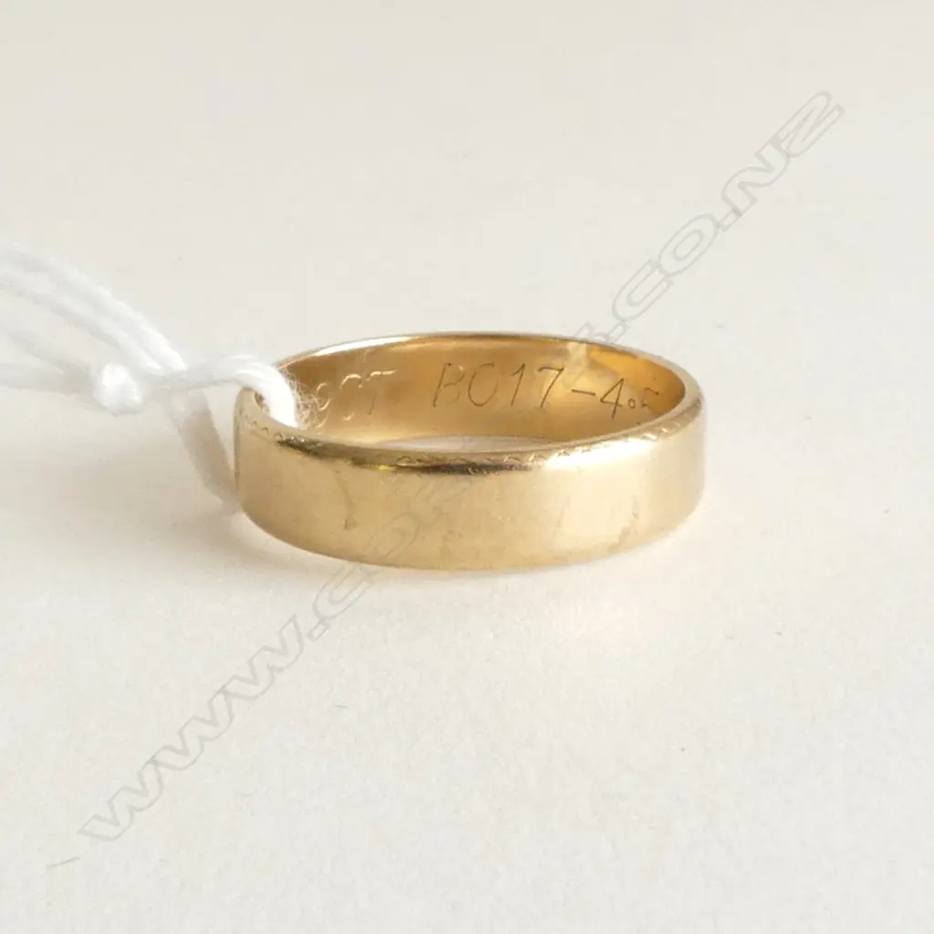 9ct YELLOW GOLD BAND RING 2.27gms SIZE L Image 1++