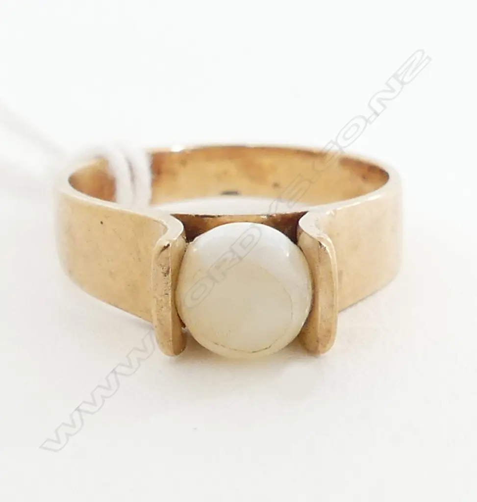 9CT GOLD PEARL SET RING 3.3GMS  WIEGHT PEARL A/F SIZE M Image 1++