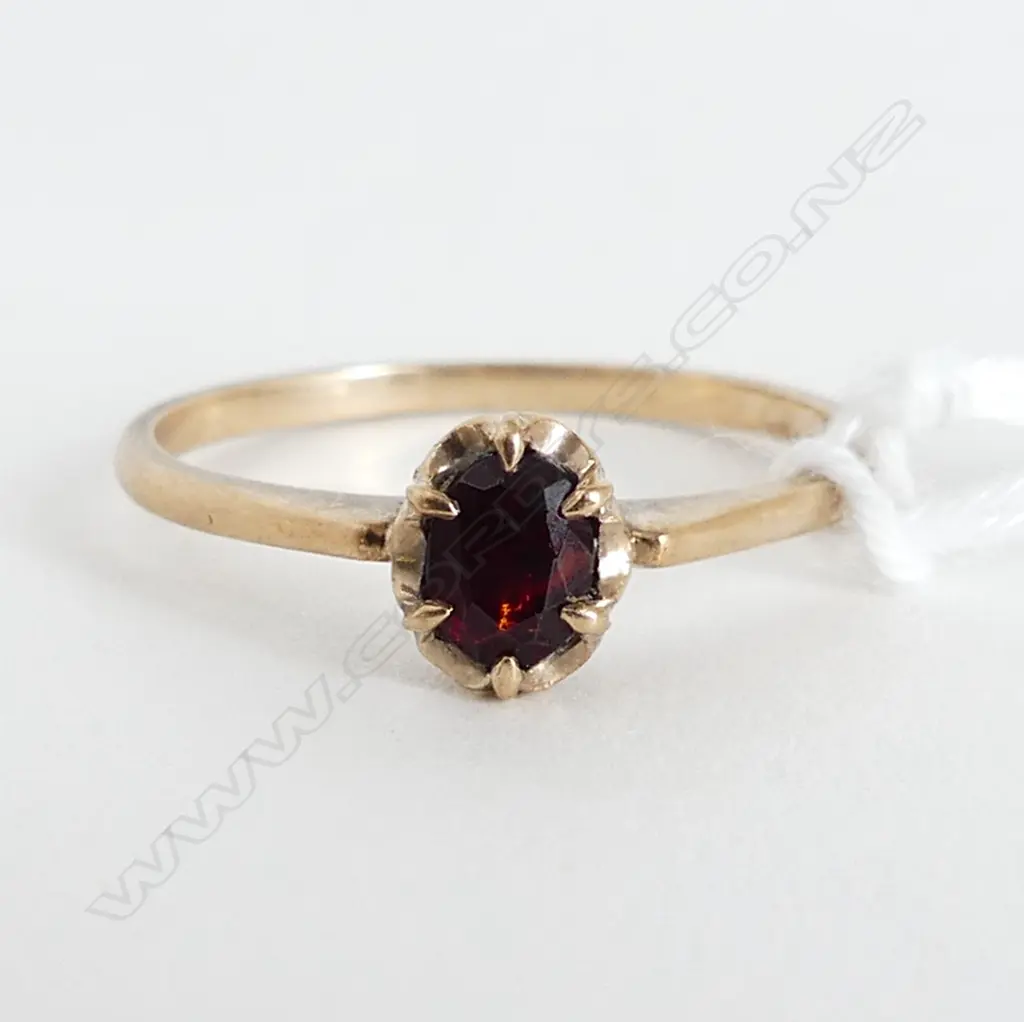 9CT GOLD GARNET SET RING 1.3GMS SIZE O Image 1++