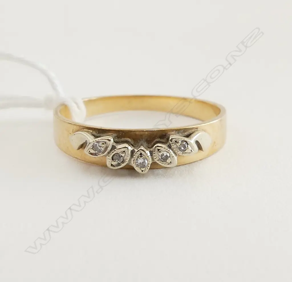 9ct YELLOW GOLD & 5 SMALL DIAMOND RING 2.4gms size P 1/2 Image 1++