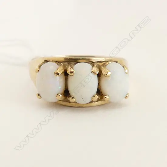 9ct YELLOW GOLD & 3 MILK OPAL OVAL CABACHON RING 3.79gms SIZE Q 1/2