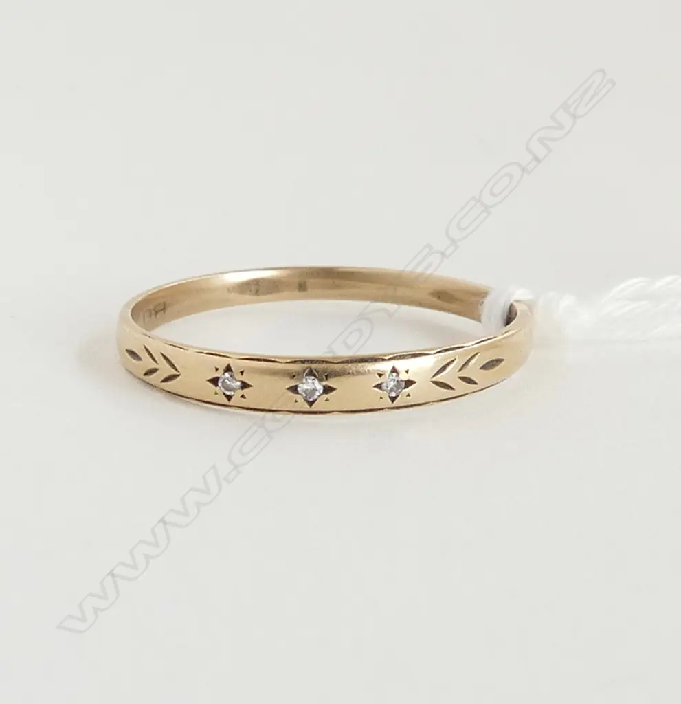 9ct YELLOW GOLD & 3 SMALL DIAMOND FINE BAND SIZE S 1.3gms Image 1++