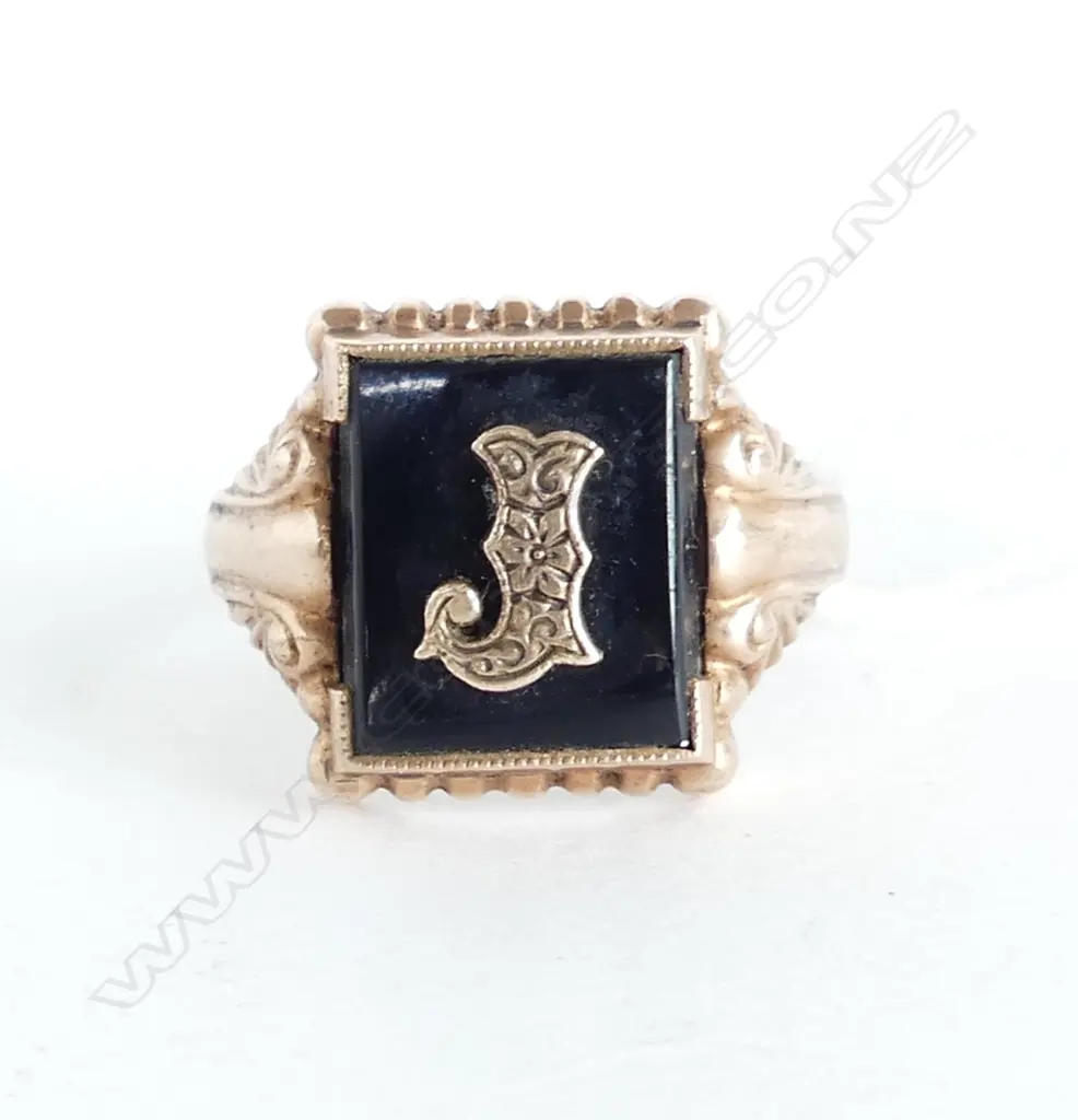 9CT & BLACK ONYX 'J' SIGNET RING, 6.1gms size Z Image 1++