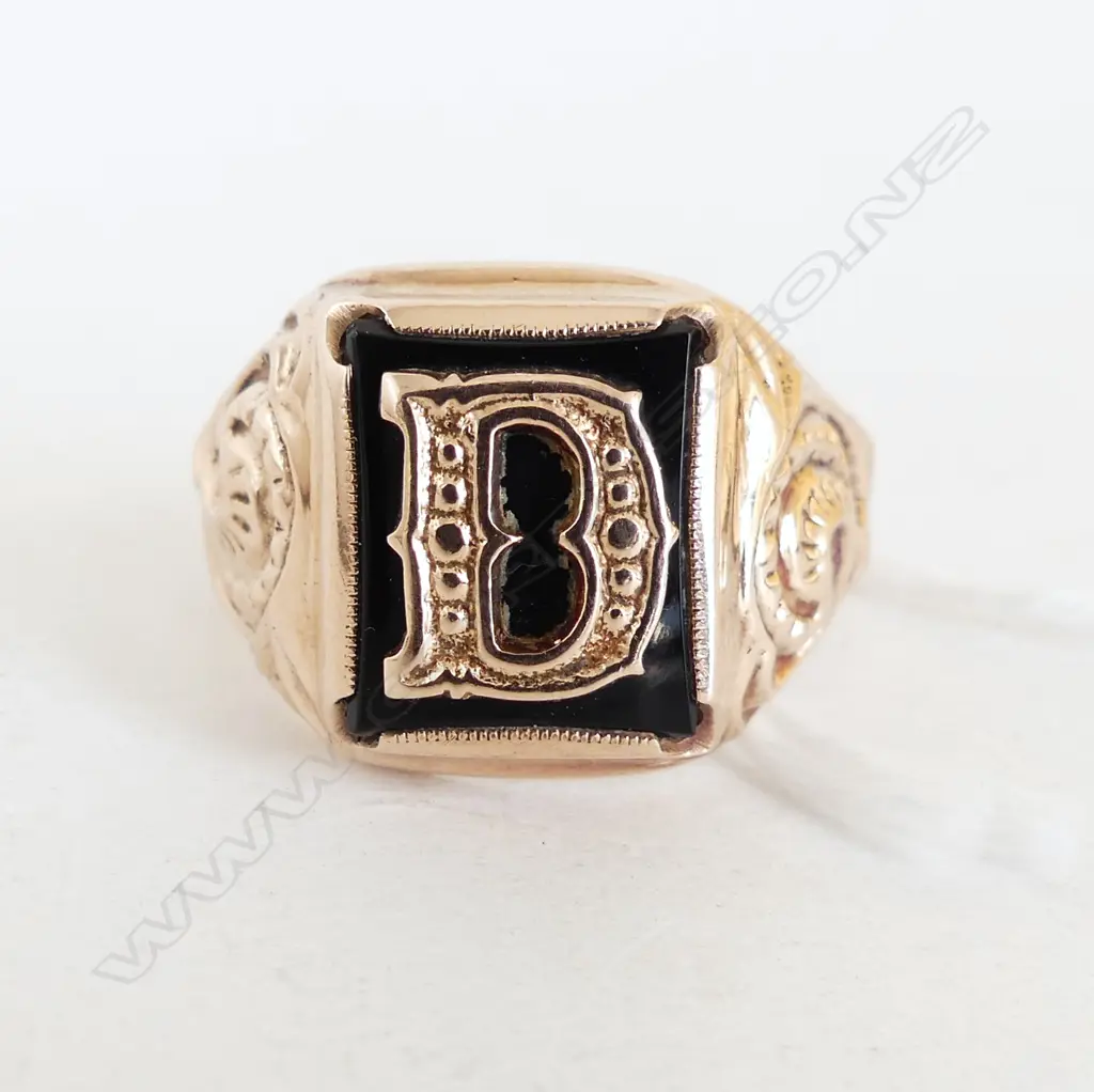 9ct GENT'S SIGNET RING w DECORATED SHOULDERS & LETTER 'D', 8.3gm SIZE W ? Image 1++