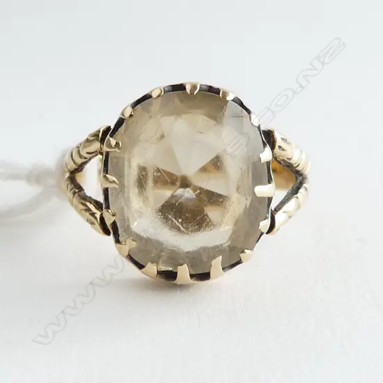 VINTAGE 15ct yellow GOLD & CITRINE RING forked shoulders coronet mount 5gms SIZE N ? Surface wear to stone