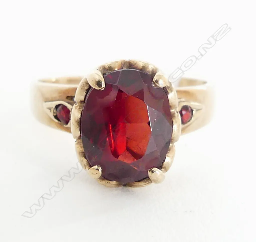 9CT YELLOW GOLD GARNET SET RING 3.8GMS SIZE O 1/2 Image 1++