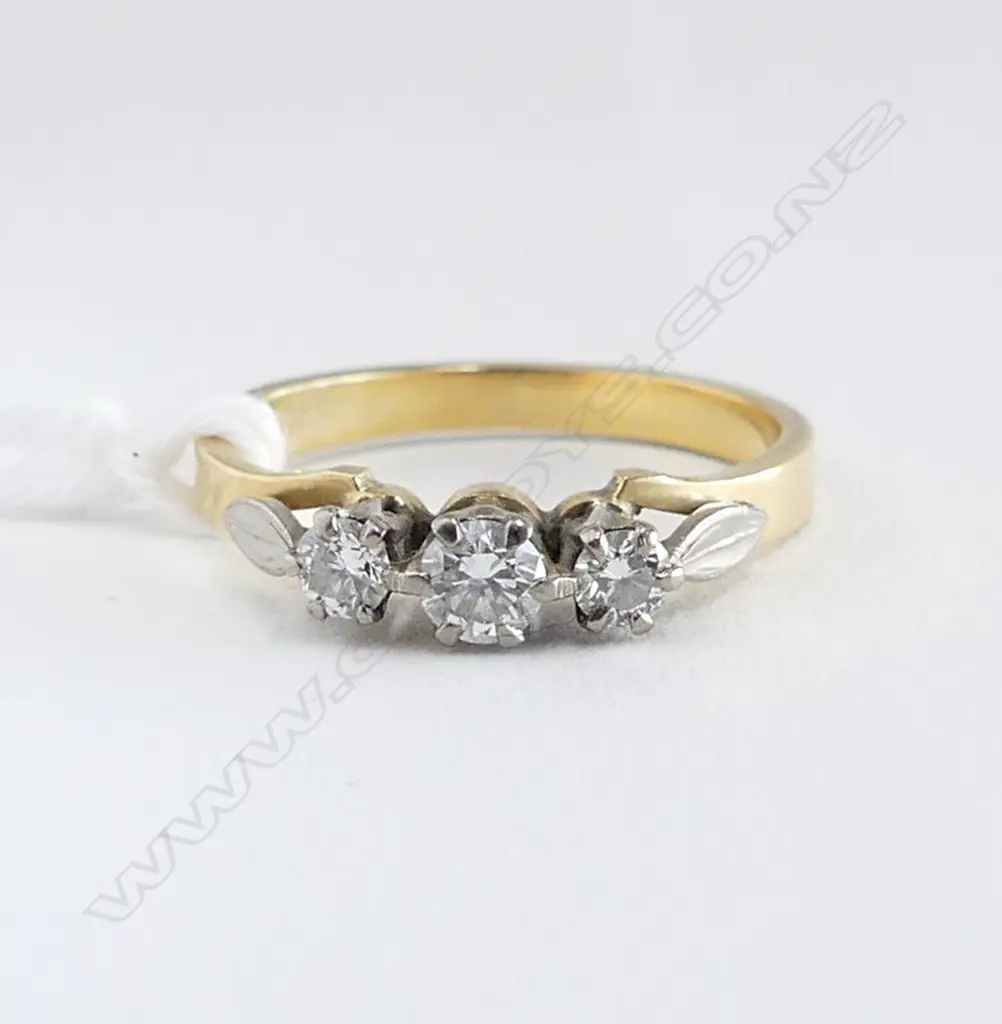 18ct YELLOW GOLD & 3 DIAMOND RING modern brilliant cuts 3.28gms SIZE O Image 1++