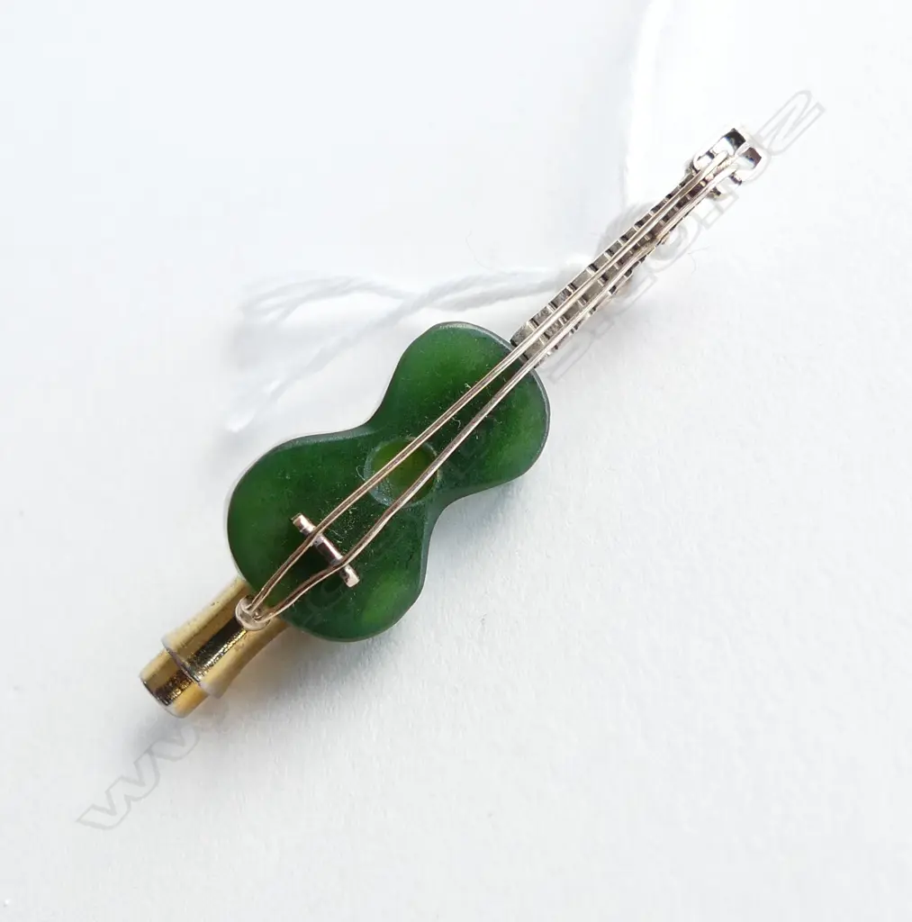 GOLD & GREENSTONE GUITAR PIN BROOCH L.40mm 3.7gms Image 1++