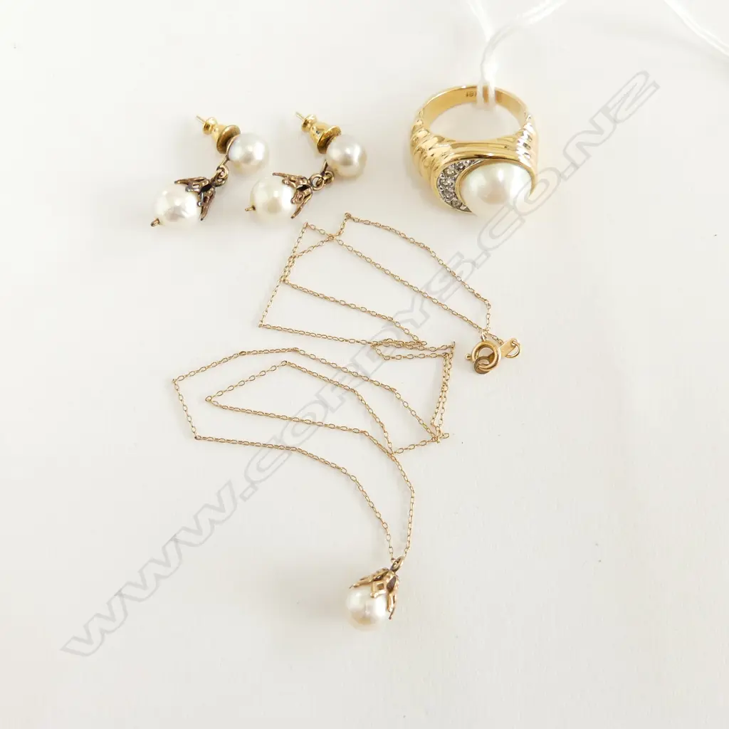 COSTUME 18K GE PEARL RING, PEARL PENDANT NECKLACE & EARRINGS RING SIZE N Image 1++
