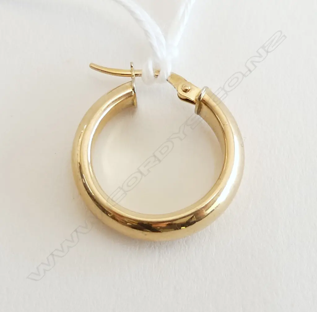 1 x 9ct YELLOW GOLD HOOP EARRING 1gm Image 1++