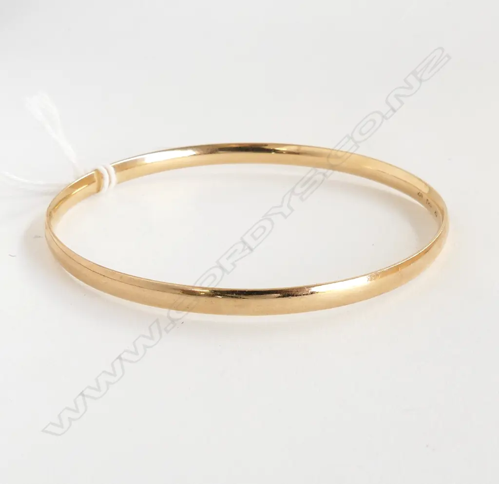 9ct YELLOW GOLD BANGLE 9.73gms Image 1++