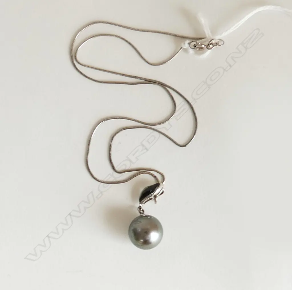 LARGE COOK IS. BLACK PEARL with silver fitting & chain in original box Image 1++