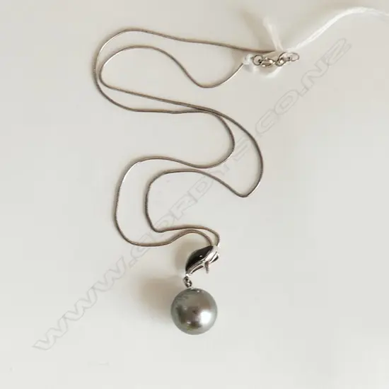 LARGE COOK IS. BLACK PEARL with silver fitting & chain in original box