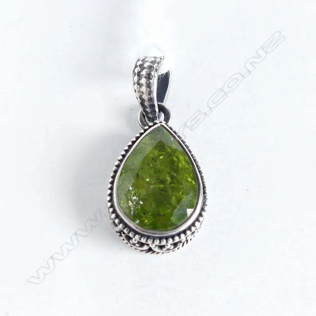 SILVER & PERIDOT PENDANT (NEW) Image 1++