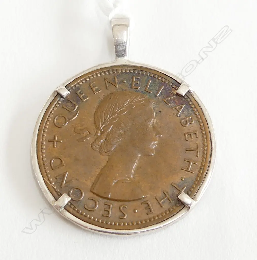 NZ 1958 ONE PENNY COIN IN SILVER CASED PENDENT  Image 1++