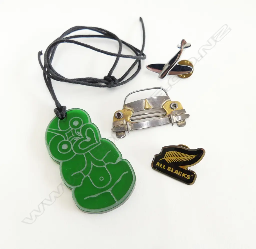 GREEN PERSPEX TIKI L.65mm, 3 BROOCHES Image 1++