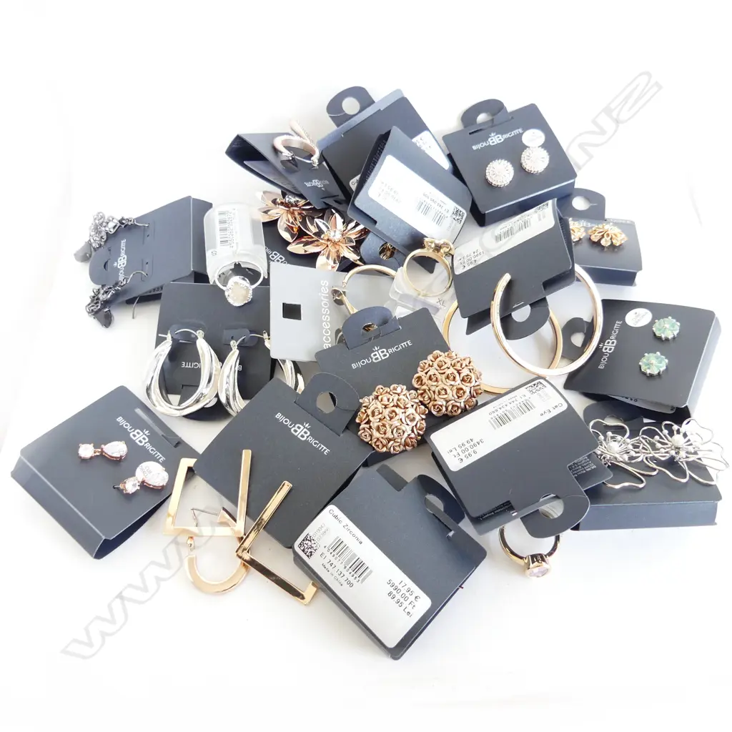 BAG OF NEW/OLD STOCK COSTUME JEWELLERY SOME WITH CZ Image 1++