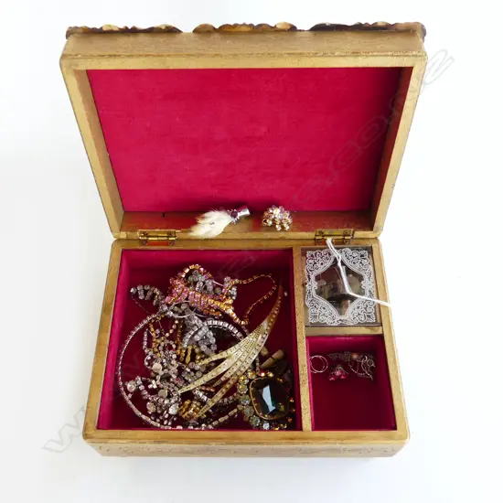 ASST. COSTUME JEWELLERY IN MUSICAL BOX W.225mm