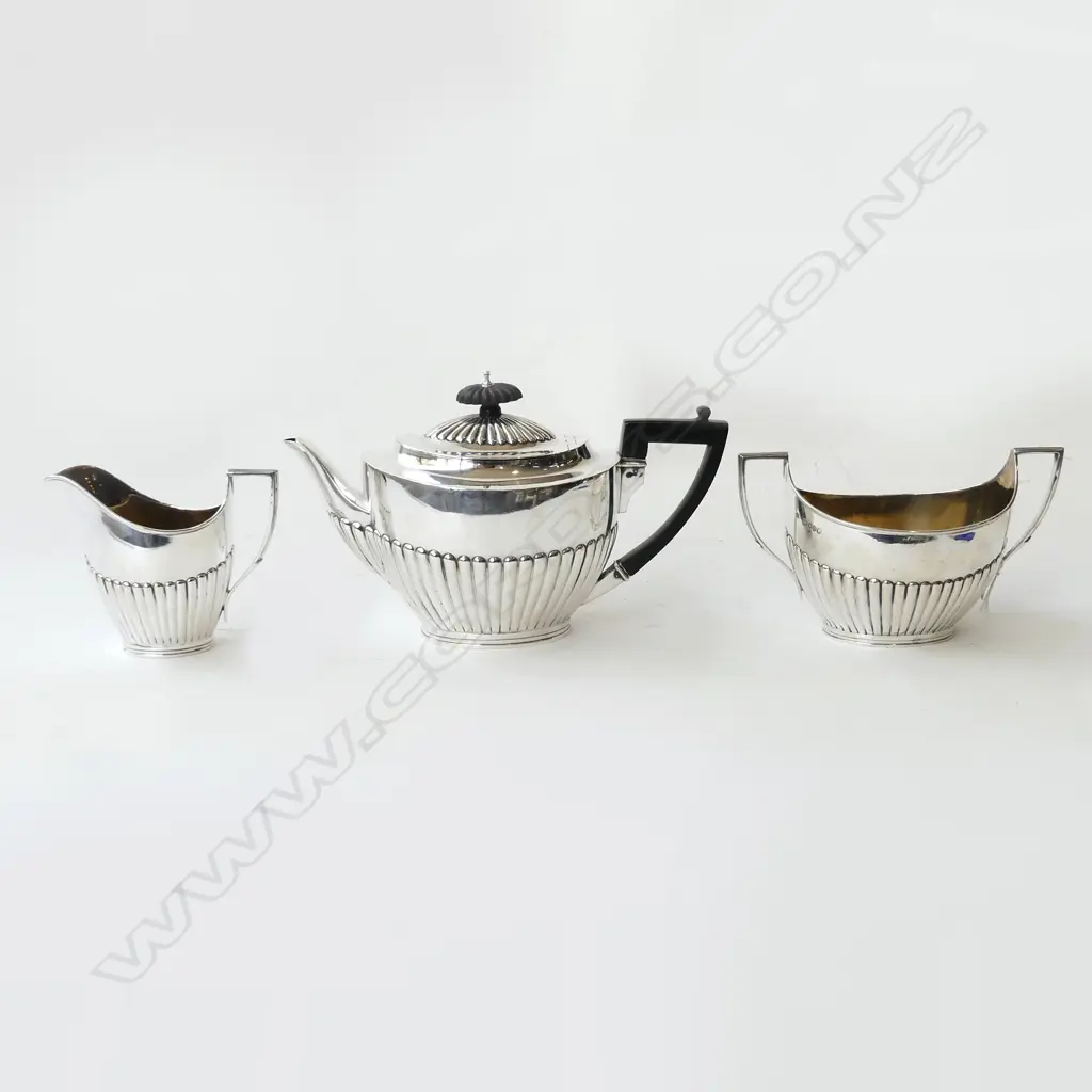 3 PCE STG SILVER TEA SET SHEFFIELD 1883: TEAPOT 580GRMS. SUGAR 226GRMS. CREAMER 148GRMS. Image 1++