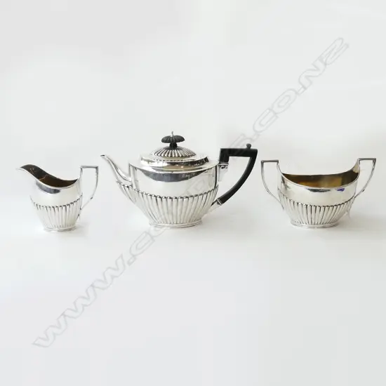 3 PCE STG SILVER TEA SET SHEFFIELD 1883: TEAPOT 580GRMS. SUGAR 226GRMS. CREAMER 148GRMS.
