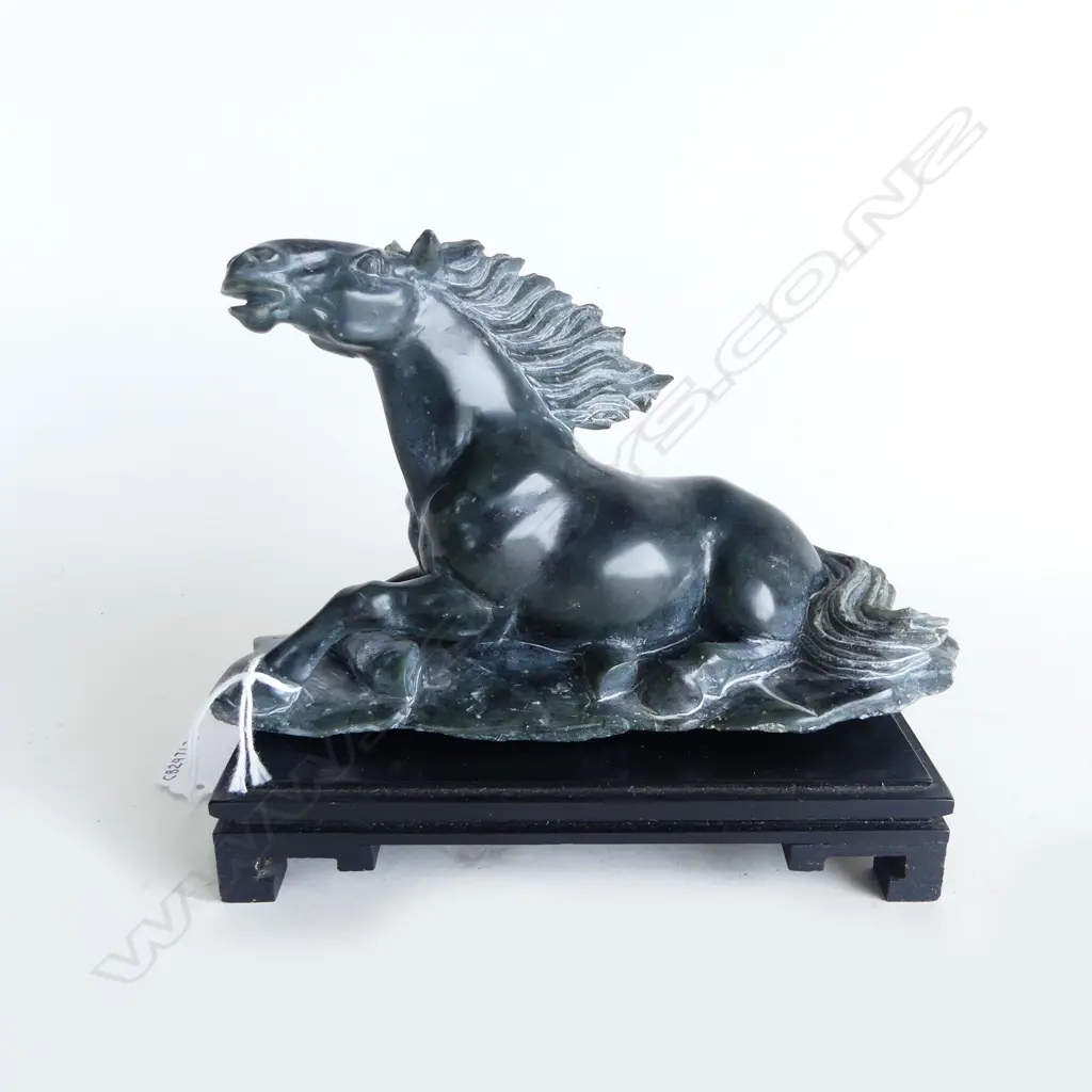 VINTAGE CHINESE CARVED GREEN SOAPSTONE RECUMBENT HORSE ON STAND L170MM Image 1++