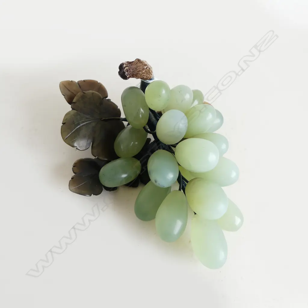 BUNCH OF CARVED ALABASTER GRAPES L190MM Image 1++
