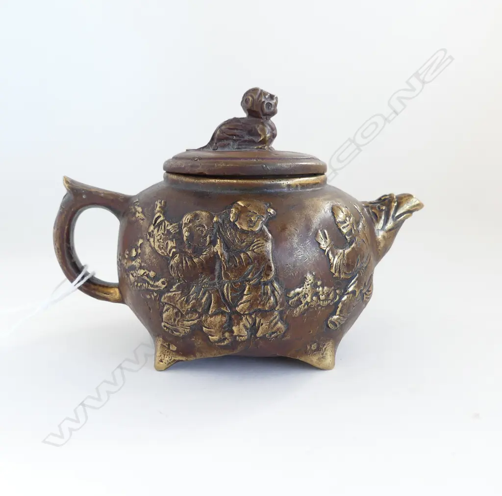 ANTIQUE STYLE CHINESE BRONZE TEAPOT DECORATED w. FIGURES H.75mm  Image 1++