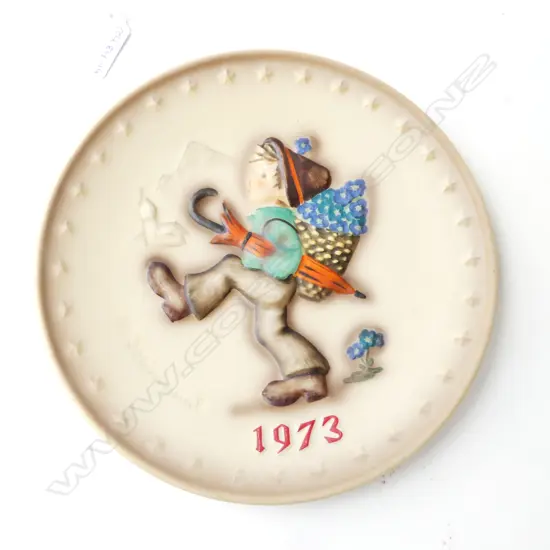 HUMMEL WALL PLATE; BOY w. UMBRELLA & FLOWERS, Dia.190mm