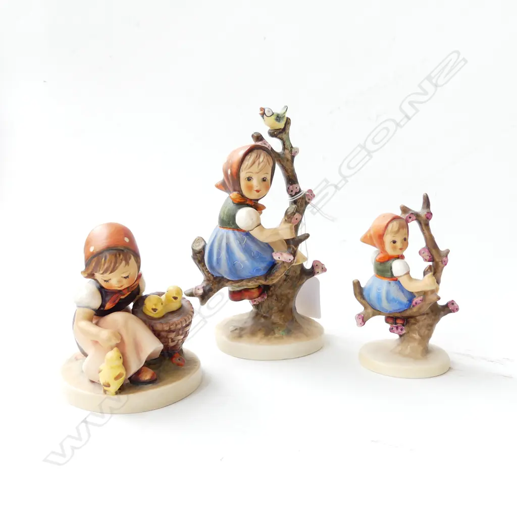 3 HUMMEL FIGURINES; 2 GIRLS IN TREE, GIRL w. CHICKS, H.160mm Image 1++