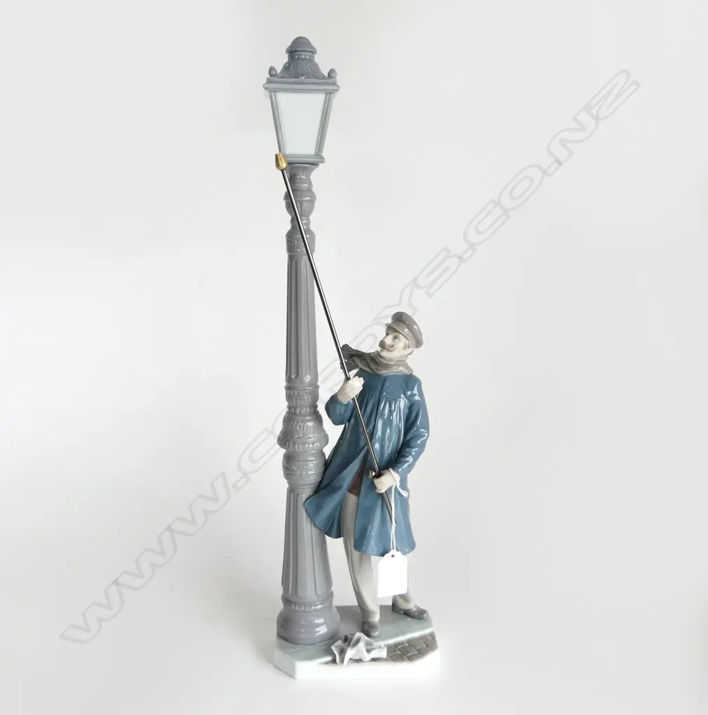 LLADRO #5205 'LAMPLIGHTER' H.475mm Image 1++
