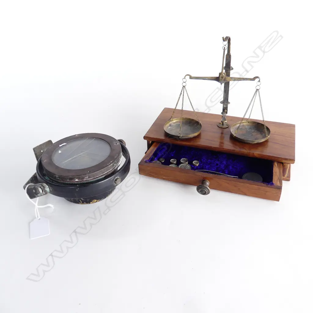 SCALES ON WOODEN DRAWER STAND, SHIPS 'SAURA KEIKI' COMPASS Dia.130mm Image 1++